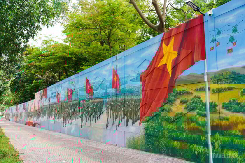 Một đoạn đường tranh bích hoạ Nguyễn Hữu Cảnh