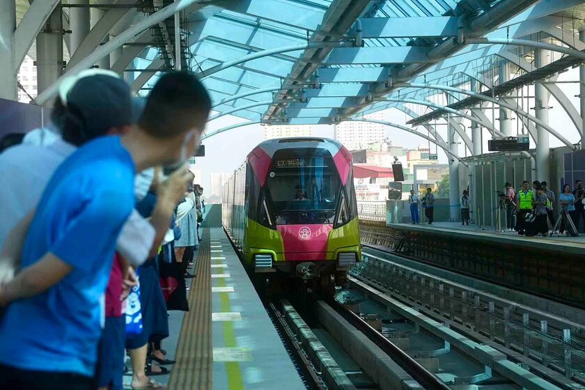 Cụ thể, vào các ngày 21/8, 24/8, 27/8 và 29/8/2025, tàu sẽ chạy từ 5h30 đến 24h00 (kéo dài thêm 2 giờ so với thường lệ). Giãn cách 6-10 phút/chuyến, trong khung giờ kéo dài áp dụng giãn cách 10 phút