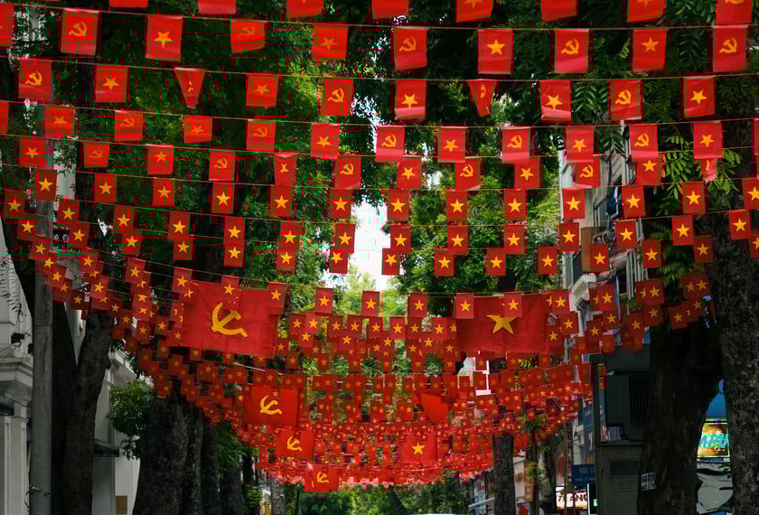 Những cung đường rợp sắc cờ hoa của Hà Nội gợi nhắc lại lịch sử vẻ vang và niềm tự hào dân tộc trước thềm đại lễ