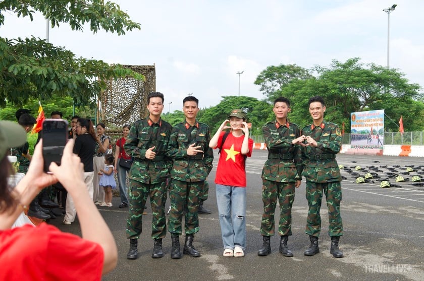 Những cảm xúc ấy của các chiến sĩ trở nên rõ nét hơn trong giờ nghỉ giải lao, khi nhận được chai nước, tham gia giao lưu văn nghệ hay đơn giản là được trò chuyện với người dân