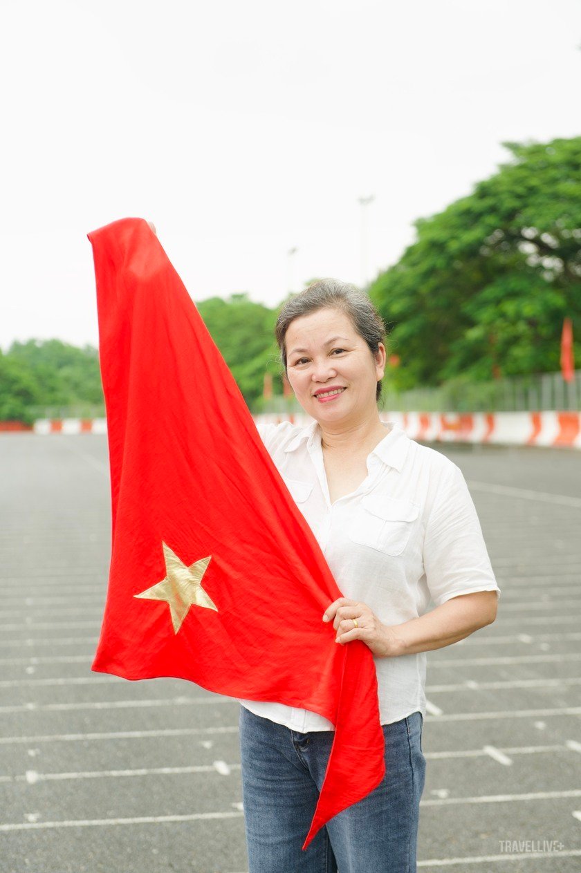 Cô Ngô Thị Thu Yến cùng với bạn bè di chuyển hơn 300 cây số từ Nghệ An ra Hà Nội với mong muốn được xem trọn vẹn lễ diễu binh