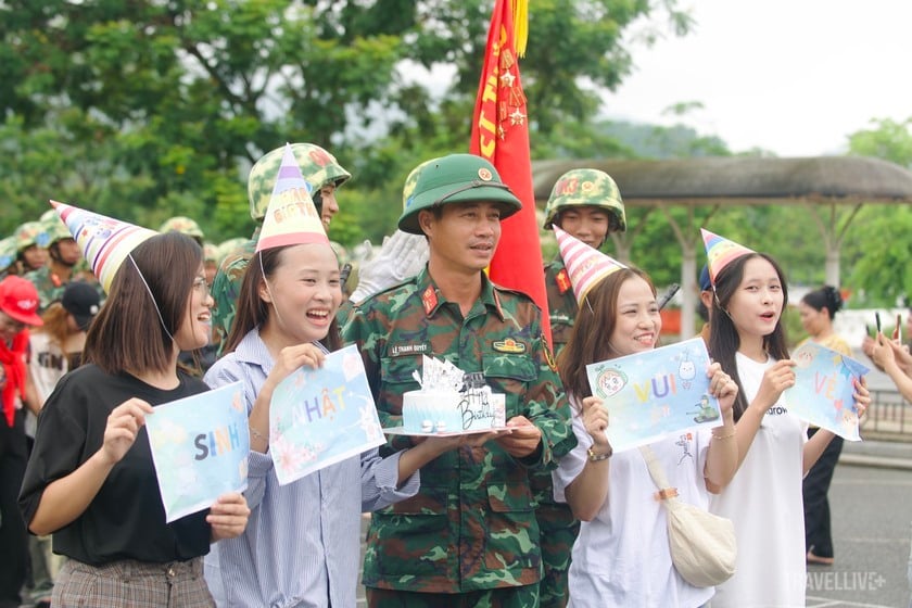Có những khoảnh khắc thực sự đặc biệt, khi một nhóm sinh viên đến sân tập luyện từ sáng sớm để xem diễu binh và tổ chức sinh nhật cùng các chiến sĩ