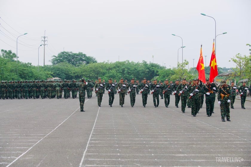 Các khối tập luyện dưới nắng, mỗi động tác đều đòi hỏi tập trung cao độ, đội hình bước đều, thể hiện tính kỷ luật nghiêm ngặt trong từng buổi tập.