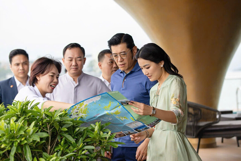 Ngày 21/8/2025, Quốc vương Bhutan và Hoàng hậu Jetsun Pema đã đến thăm Vịnh Hạ Long, Quảng Ninh. Ảnh: Tiền Phong