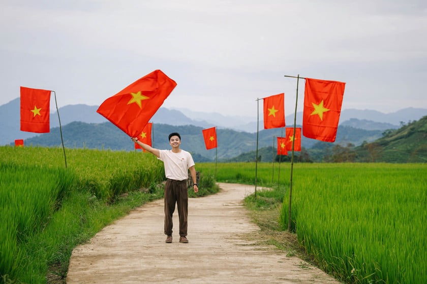 Nhiều người trẻ check in với cờ đỏ sao vàng ngay trong chuyến du lịch chữa lành