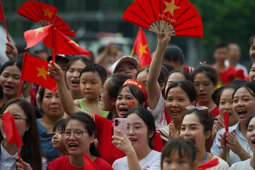 Những người trẻ chờ đợi từ chiều đến đêm để xem hợp luyện diễu binh, diễu hành ngày 21/8