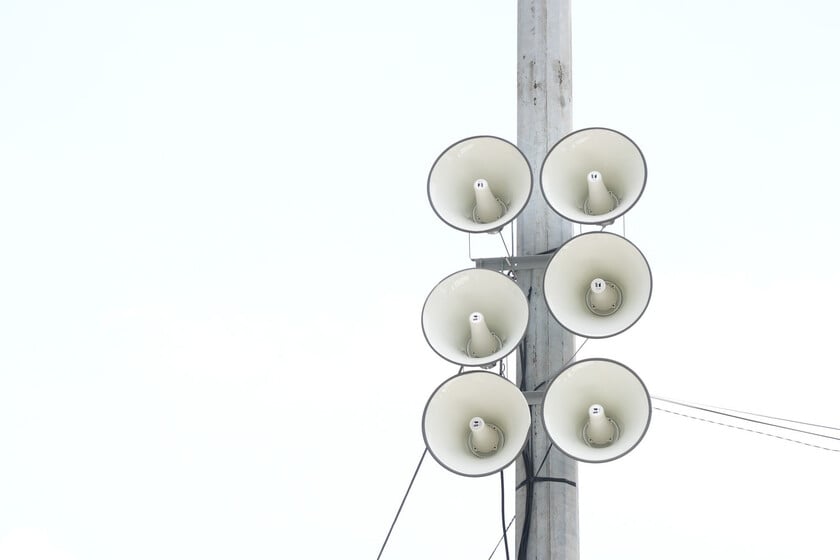 Ngoài hệ thống màn LED, hệ thống loa truyền thanh cũng được lắp đặt trên nhiều tuyến đường khu vực nội thành Hà Nội. Hệ thống loa truyền thanh phục vụ phát các nội dung theo kịch bản điều hành của ban tổ chức (hiệu lệnh, nhạc hành khúc, nhạc nghi lễ) đồng bộ trên toàn tuyến diễu binh, diễu hành với tổng chiều dài dự kiến khoảng 10km