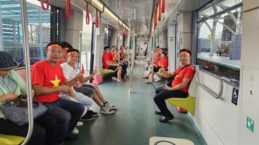 Hai tuyến đường sắt đô thị kín người đi xem hợp luyện diễu binh, diễu hành dịp 2/9