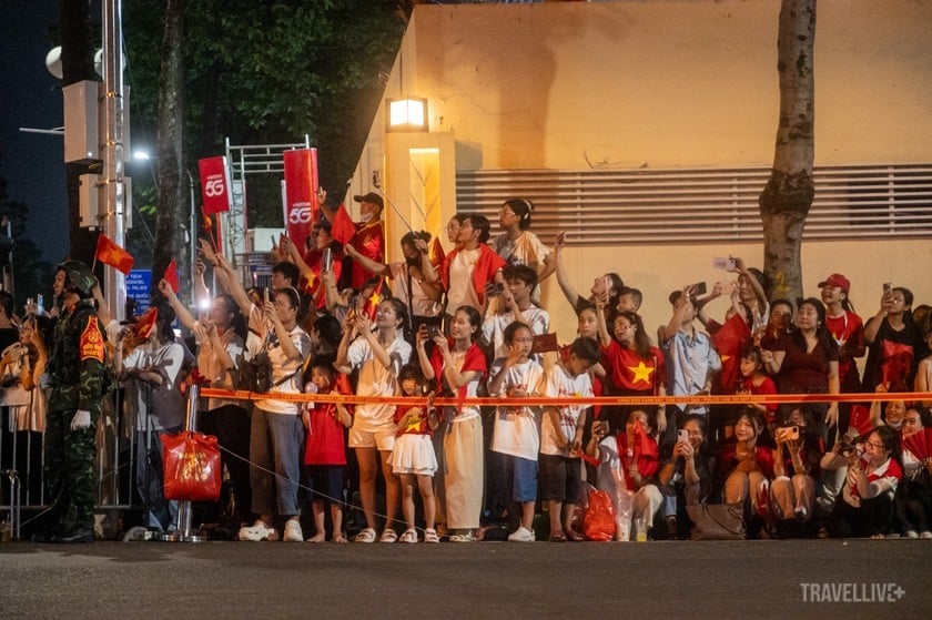Để có trải nghiệm tốt nhất, người dân nên tìm hiểu và chọn trước các địa điểm thuận lợi để theo dõi