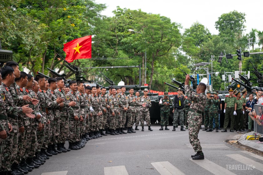 Chỉ huy khối Tăng thiết giáp bắt nhịp cho các chiến sĩ hát tặng người dân