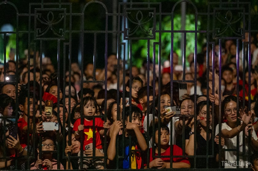 Hàng trăm người ken đặc trước đường Thanh Niên chiêm ngưỡng dàn khí tài trong nhiều giờ