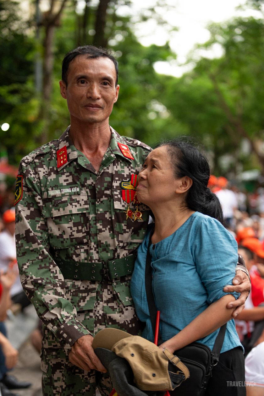 Đại úy Trương Trung Kiên, Lữ đoàn 202 Binh chủng Tăng Thiết giáp, vui mừng khi gặp mẹ tại gần vị trí tập kết.