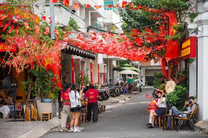 Không gian quán cà phê Tibon by Jayden ở Quận 1 rực rỡ sắc đỏ