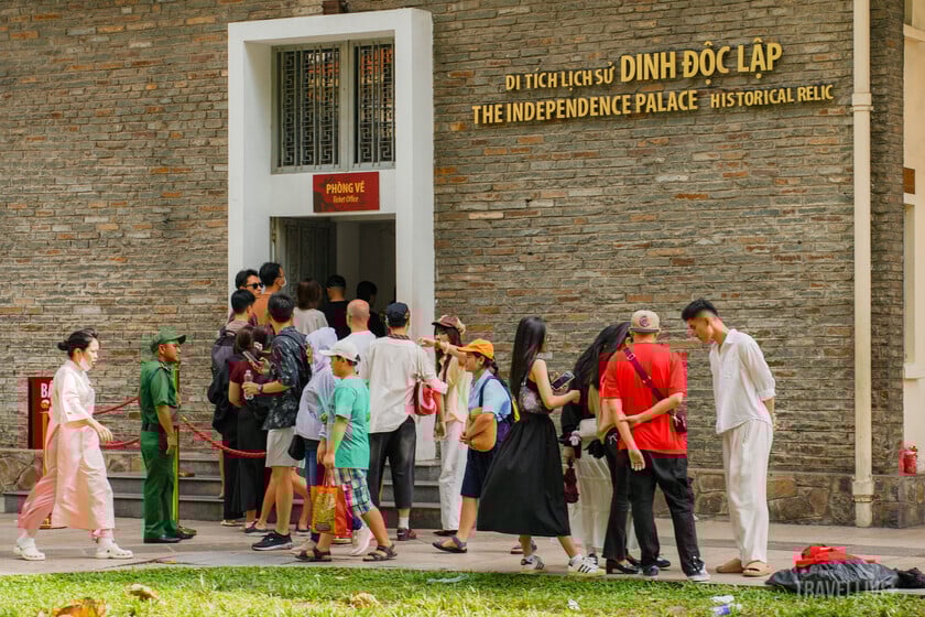 Du khách xếp hàng mua vé tham quan Dinh độc lập trước thềm Quốc khánh
