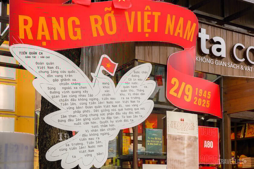 Dù không diễn ra lễ diễu binh, duyệt binh như Hà Nội, không khí TP HCM vẫn sôi động nhờ dư âm của A50 và tinh thần dân tộc trỗi dậy mạnh mẽ trong lòng nhân dân