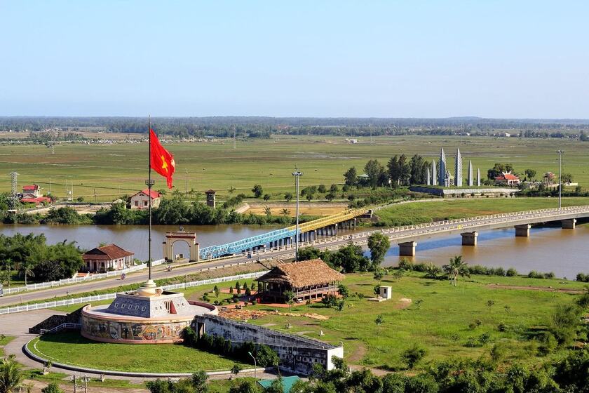 Nhằm phục vụ thi công Dự án Công viên Thống Nhất, Di tích quốc gia đặc biệt Đôi bờ Hiền Lương - Bến Hải tạm dừng đón khách tham quan từ ngày 23/8 đến khi có thông báo mới.
