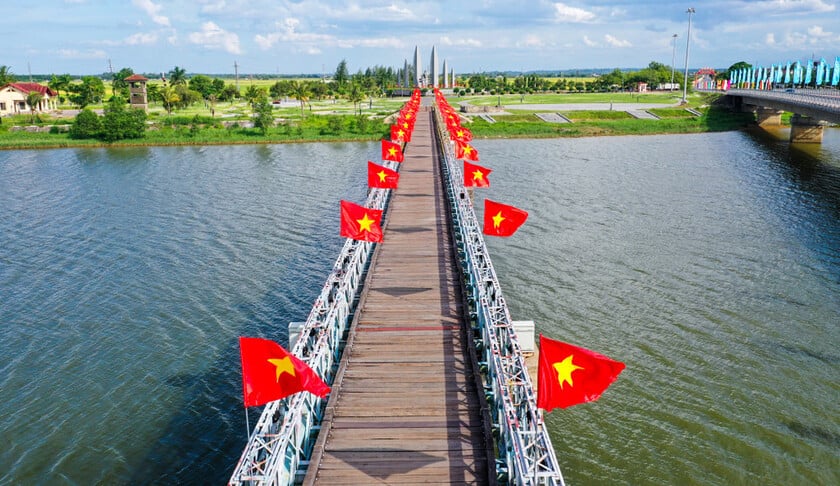 Cầu Hiền Lương bắc qua sông Bến Hải thuộc địa phận thôn Hiền Lương, xã Hiền Thành, huyện Vĩnh Linh, tỉnh Quảng Trị dài gần 183m. Cầu gồm 7 nhịp, mỗi nhịp dài gần 20m, sàn lát gỗ lim