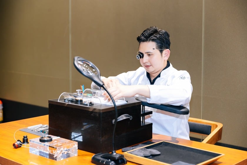 Khu vực Watchmaking dưới sự hướng dẫn của nghệ nhân Kelvin