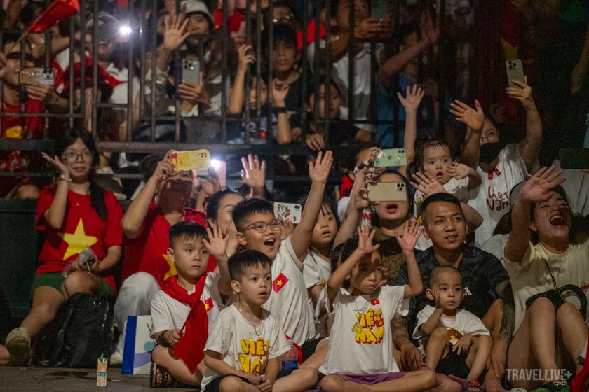 Những hành động giản dị nhưng đầy nhân văn này đã mang lại sự tiện lợi, thoải mái cho người xem, đồng thời tạo nên bầu không khí thân tình, sẻ chia trong ngày hội lớn
