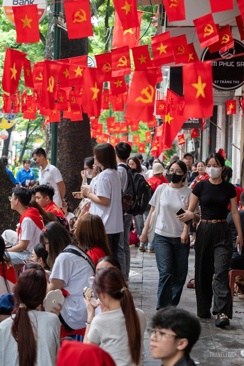 Phố phường Hà Nội rực rỡ cờ hoa