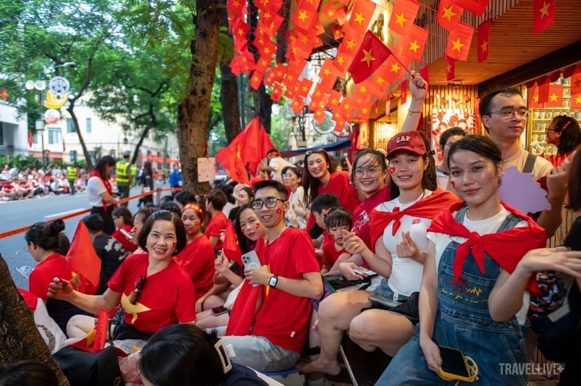 Ghế được chủ nhà chuẩn bị sẵn, giúp người dân xếp hàng ngồi gọn gàng, thoải mái
