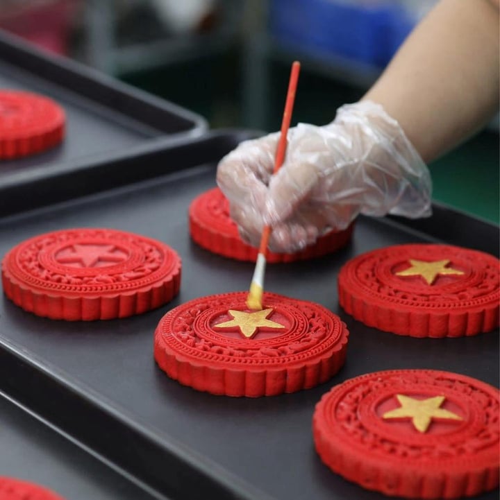 Bánh trung thu cờ đỏ sao vàng gây sốt mạng