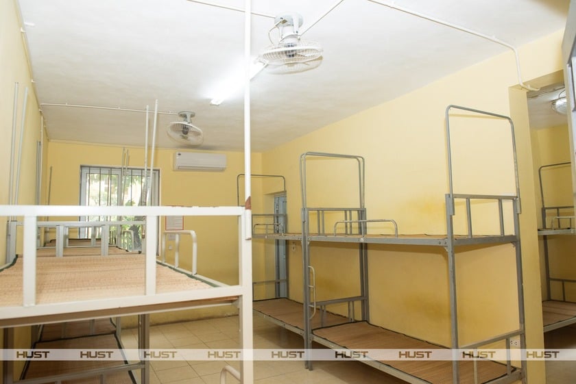 Các phòng đều được trang bị đầy đủ tiện nghi như bình nóng lạnh, quạt thông gió, chăn chiếu sạch sẽ, nhà vệ sinh khép kín