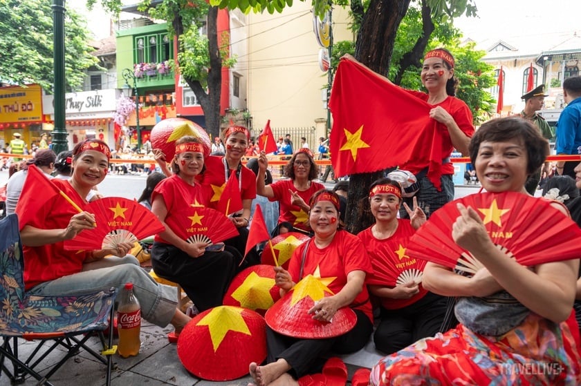 Cô Nguyễn Thị Hải Yến (ngồi thứ 3 từ trái qua phải)
