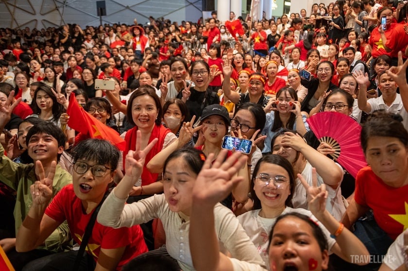 Khi đoàn diễu binh, diễu hành đã đi qua, nhưng hàng trăm người vẫn ngồi lại ở bên đường, như muốn níu lại không khí sôi động vừa qua