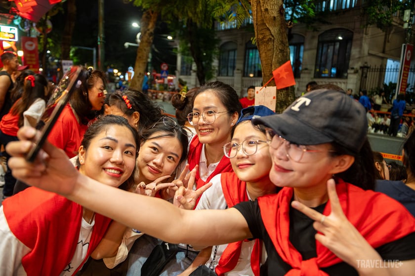 Rất nhiều người dân chọn chỗ ngồi, chụp hình và cảm kích nghĩa cử của chủ quán. Chị Vũ Phương Thảo (bên phải ngoài cùng) chia sẻ cảm nhận khi xem diễu binh, diễu hành: “Giữa nhịp sống sôi nổi của Thủ đô, tôi thấy được sự hiếu khách của người Hà Nội