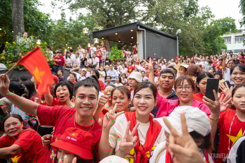 Ngoài ra, cơ sở này mở dịch vụ đặt bàn trước, với giá 250.000 đồng/ghế cho các vị trí đẹp có tầm nhìn ra ngã tư nơi đoàn diễu binh đi qua, ví dụ như bàn ở tầng 2, 4. Quán còn có sân thượng tầng 5 với tầm nhìn bao quát toàn cảnh