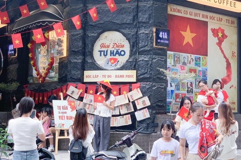 Nhiều quán đã có khách đặt kín chỗ từ buổi sơ duyệt diễu binh diễu hành (27/8 và 28/8), tổng duyệt (30/8 và 31/8). Buổi lễ chính thức ngày 2/9 đã sớm hết chỗ từ hơn một tuần trước