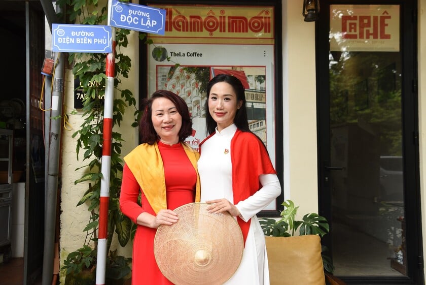 Bên cạnh việc chốt đặt khách sạn, cơ sở lưu trú đối với du khách ở phương xa, tìm những quán cà phê có tầm nhìn đẹp để xem diễu binh đang trở thành chủ đề nóng được giới trẻ đặc biệt quan tâm
