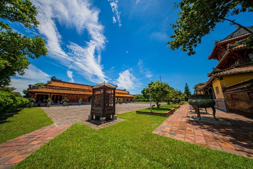 Thế Tổ Miếu được xây dựng trong khuôn viên hình chữ nhật, diện tích khoảng trên 2ha, chiếm 1 phần lớn diện tích trong khu vực Hoàng thành và Tử Cấm Thành. Tòa Thế Tổ Miếu được thiết kế theo lối “trùng thiềm điệp ốc”, là kiểu nhà kép hai mái trên một nền. Diện tích mặt nền khoảng 1.500 mét vuông
