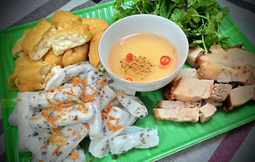 Bánh cuốn Thanh Trì là một trong số những món đặc sản không thể bỏ qua khi đến Hà Nội. Món ăn này đã trở thành thương hiệu ẩm thực nổi tiếng tại thủ đô