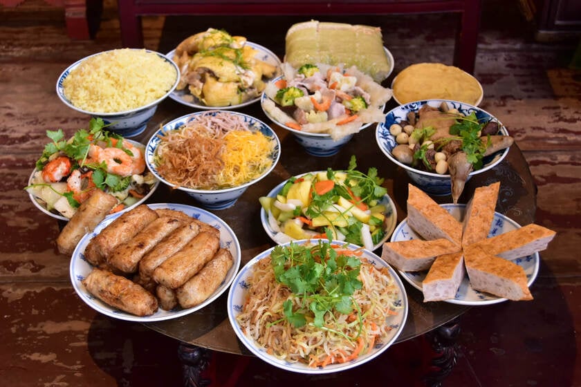 Cỗ Bát Tràng là một bữa ăn truyền thống chứa đựng tinh hoa ẩm thực, văn hóa của người làng gốm Bát Tràng từ hàng thế kỷ trước