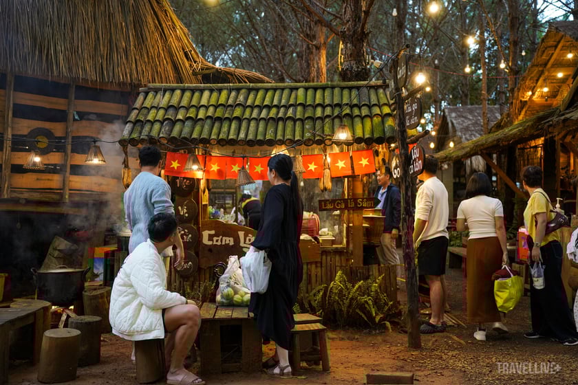 Gian hàng ở chợ phiên Măng Đen treo cờ Tổ quốc