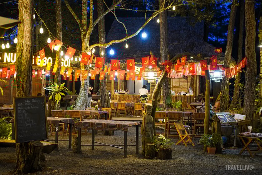 Những gian hàng ở chợ đêm Măng Đen cũng treo cờ Tổ quốc mừng Quốc khánh