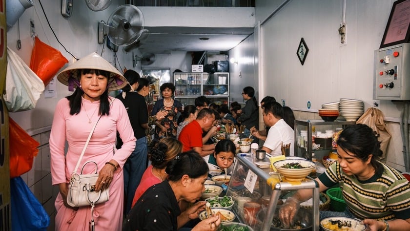 Nếu du khách yêu thích tìm hiểu các thành phố mới bằng cách khám phá những địa điểm ẩm thực địa phương tuyệt vời nhất, thì Hà Nội sẽ là chuyến phiêu lưu đầy thú vị