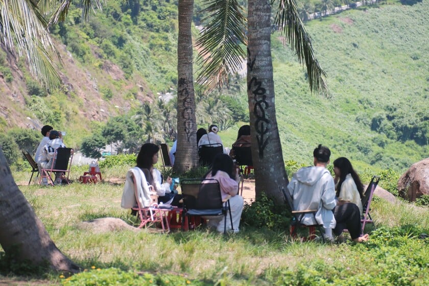 Nhiều bạn trẻ đến nghỉ lễ tại bán đảo Sơn Trà