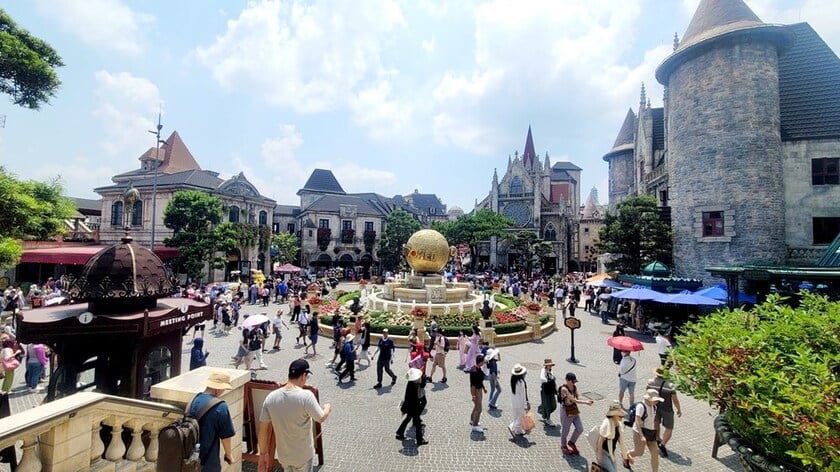 TP Đà Nẵng trong dịp nghỉ lễ Quốc khánh nắng nóng, nhưng nhiều điểm tham quan ngoài trời vẫn đông người dân và du khách đến vui chơi, chụp ảnh
