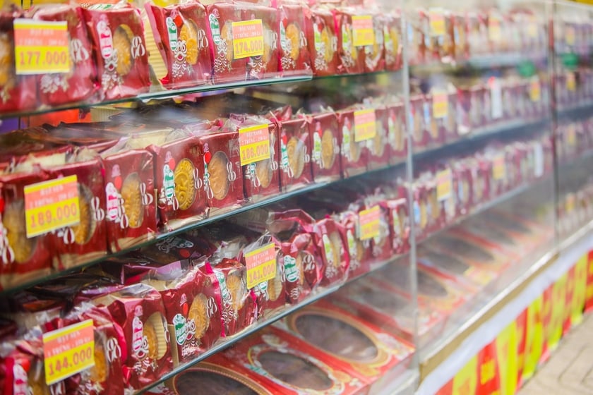 Những gian hàng bán bánh trung thu đã xuất hiện trên đường phố Sài Gòn