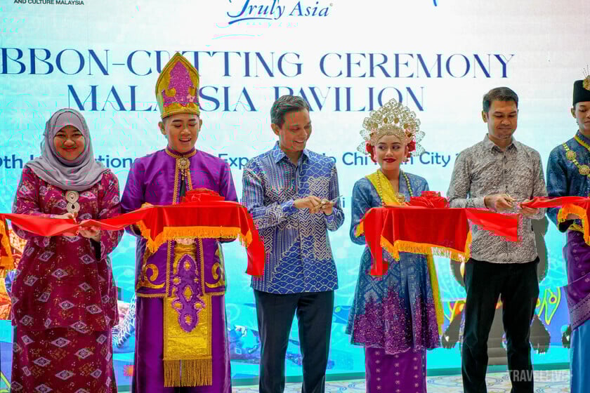 Các đại biểu Malaysia cắt băng khai trương gian hàng tại ITE HCMC 2025 sáng 4/9