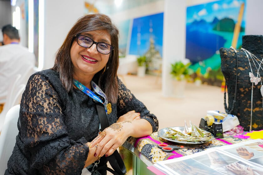 Bà Surin - nghệ nhân vẽ henna tại gian hàng Malaysia ở ITE HCMC 2025