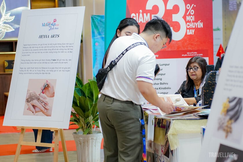 Du khách đến tìm hiểu về vẽ henna tại gian hàng Malaysia ở ITE HCMC 2025