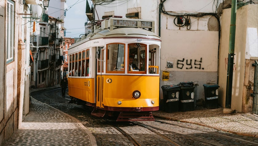 Một toa tàu điện Gloria bị trật bánh và đâm vào tòa nhà ở thủ đô Lisbon, khiến ít nhất 15 người thiệt mạng và 18 người bị thương