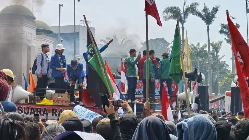 Đại sứ quán một số nước đã ban hành cảnh báo công dân khi du lịch tới Indonesia, do các cuộc biểu tình trên toàn quốc trở nên bạo lực và cướp bóc lan rộng.