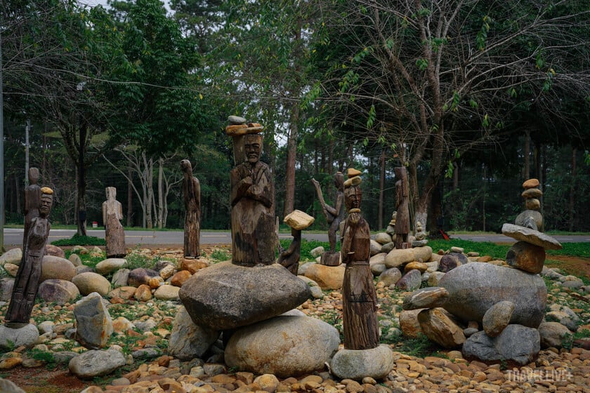 Không gian vườn nghệ thuật Măng Đen với những bức tượng gỗ đặc trưng của Tây Nguyên