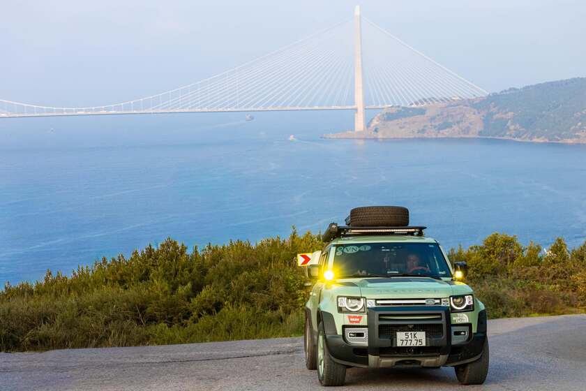 Ngô Kỳ Phong và chiếc ôtô mang biển số Việt Nam của mình trong một chuyến overland