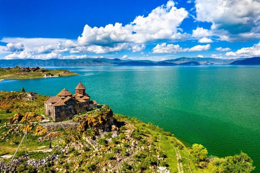 Cung đường thứ nhất mà Ngài Đại sứ gợi ý gồm hồ Sevan - một hồ nước ở trên cao tuyệt đẹp